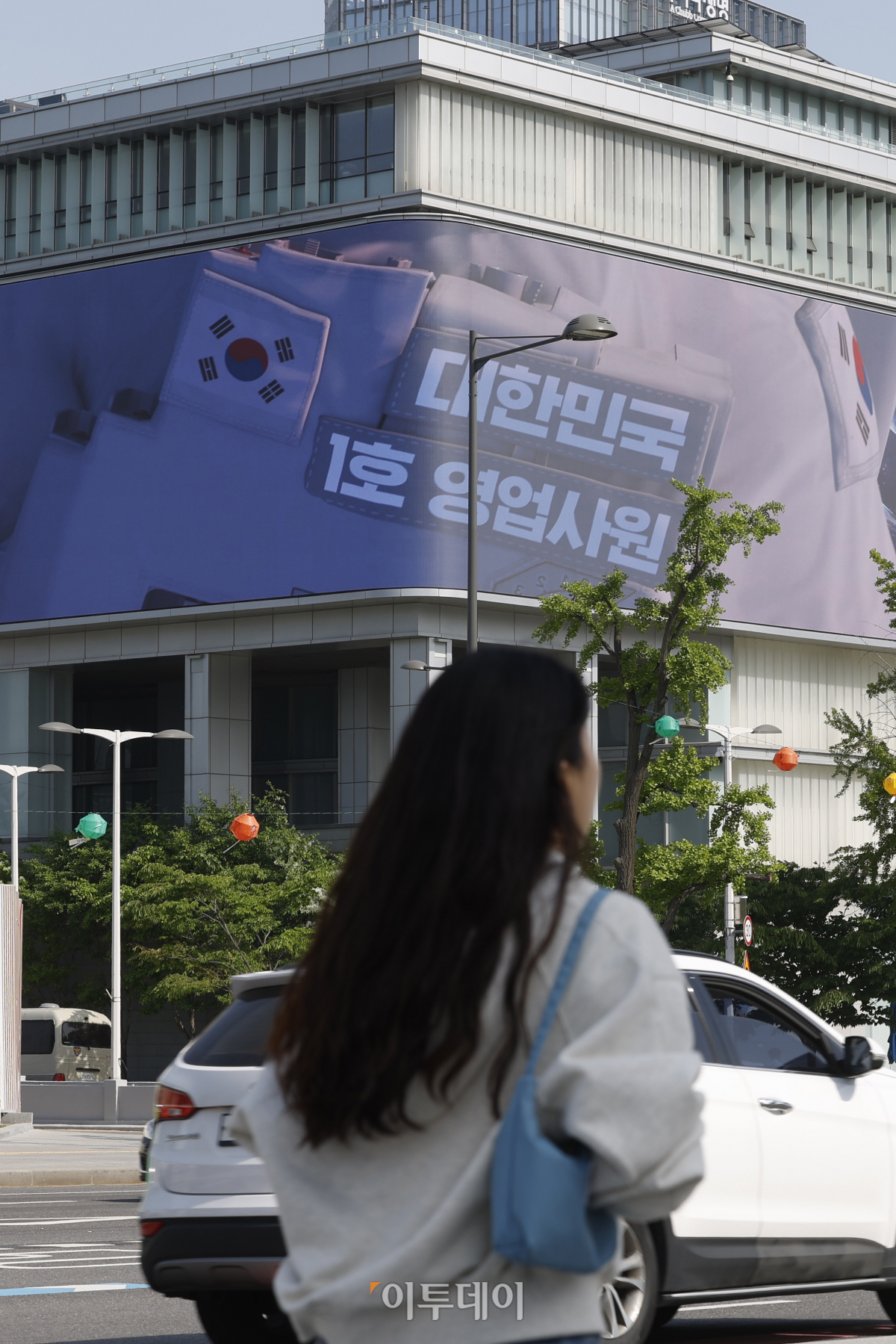 ▲윤석열 대통령 취임1주년을 하루 앞둔 9일 서울 종로구 대한민국역사박물관 K컬처 스크린에 국정 운영 비전을 담은 3D 미디어아트가 송출되고 있다.대통령실은 윤 대통령 취임 1주년을 맞아 이날부터 내달 8일까지 '국정비전 국민공감' 3D아나몰픽 미디어아트 영상을 서울 시내 주요 전광판에 송출한다고 밝혔다. 조현호 기자 hyunho@