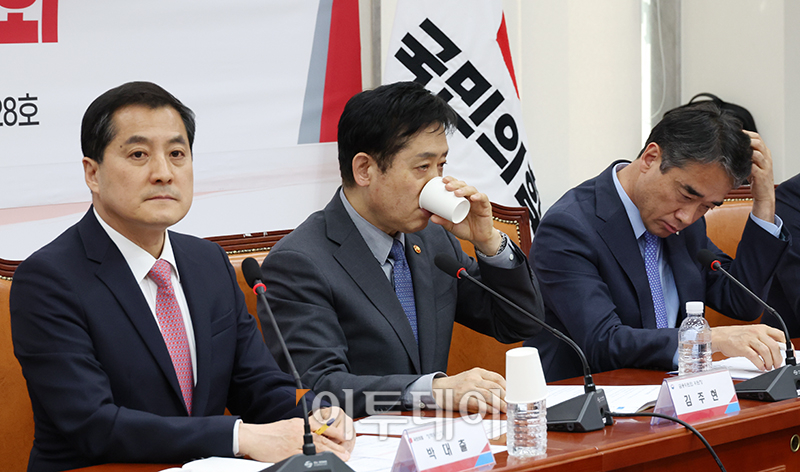 ▲물 마시는 김주현 금융위원장. (고이란 기자 photoeran@)