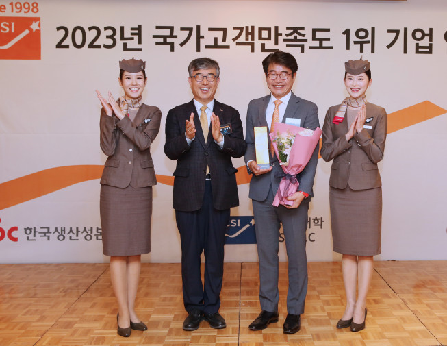 ▲아시아나항공 조영석 경영관리본부장(오른쪽 두번째)이 9일 서울 중구 롯데호텔에서 개최된 '2023년도 국가고객만족도(NCSI) 1위 기업 인증식'에 참석해 한국생산성본부 안완기 회장과 기념 촬영을 하고 있다. (사진제공=아시아나항공)