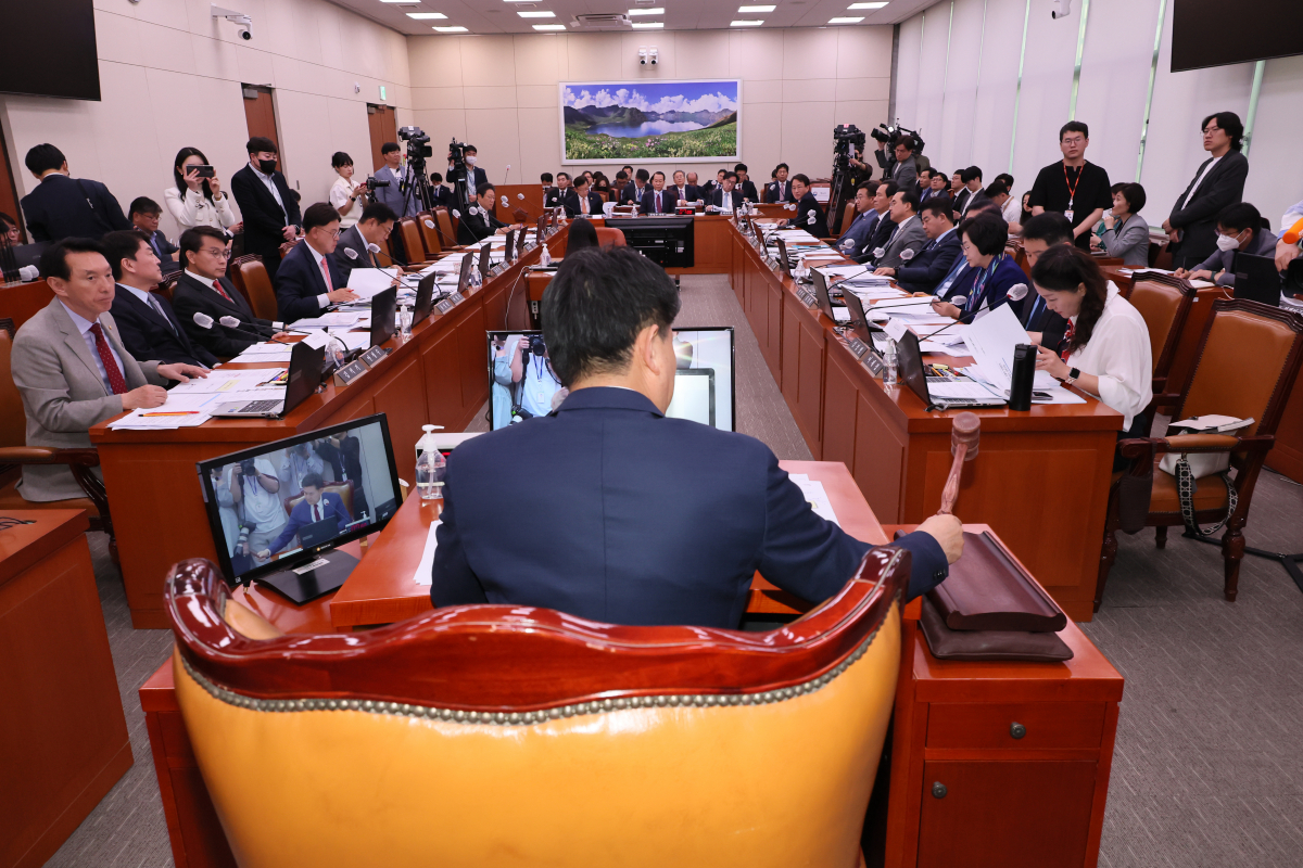 ▲9일 오후 국회에서 열린 외교통일위원회 전체회의에서 김태호 위원장이 의사봉을 두드리고 있다. (연합뉴스)