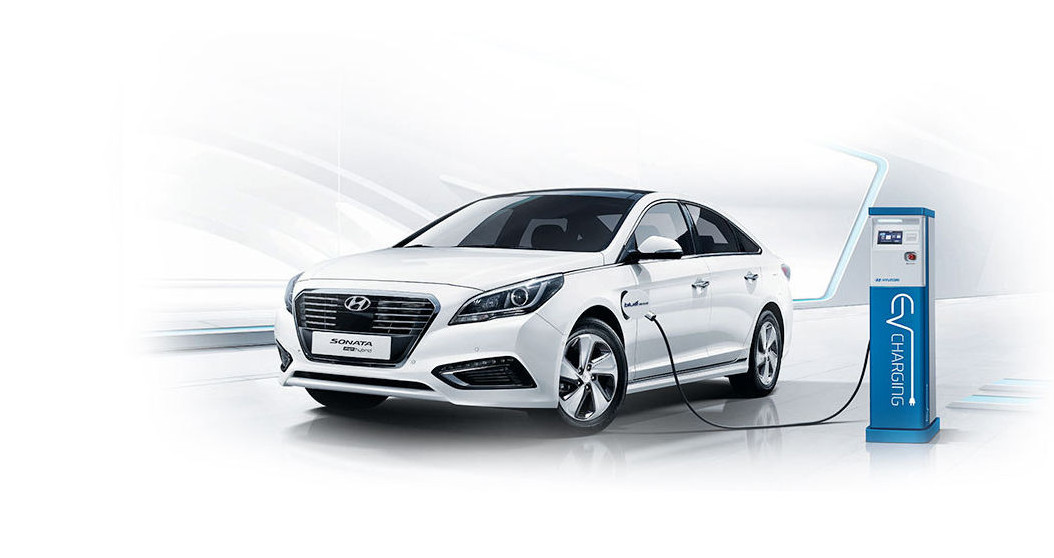▲플러그-인 하이브리드는 가장 효율적인 친환경차다. 다만 완속 충전만 가능하다는 게 국내에서 걸림돌로 작용했다. 사진은 LF쏘나타 PHEV.  (사진제공=현대차)