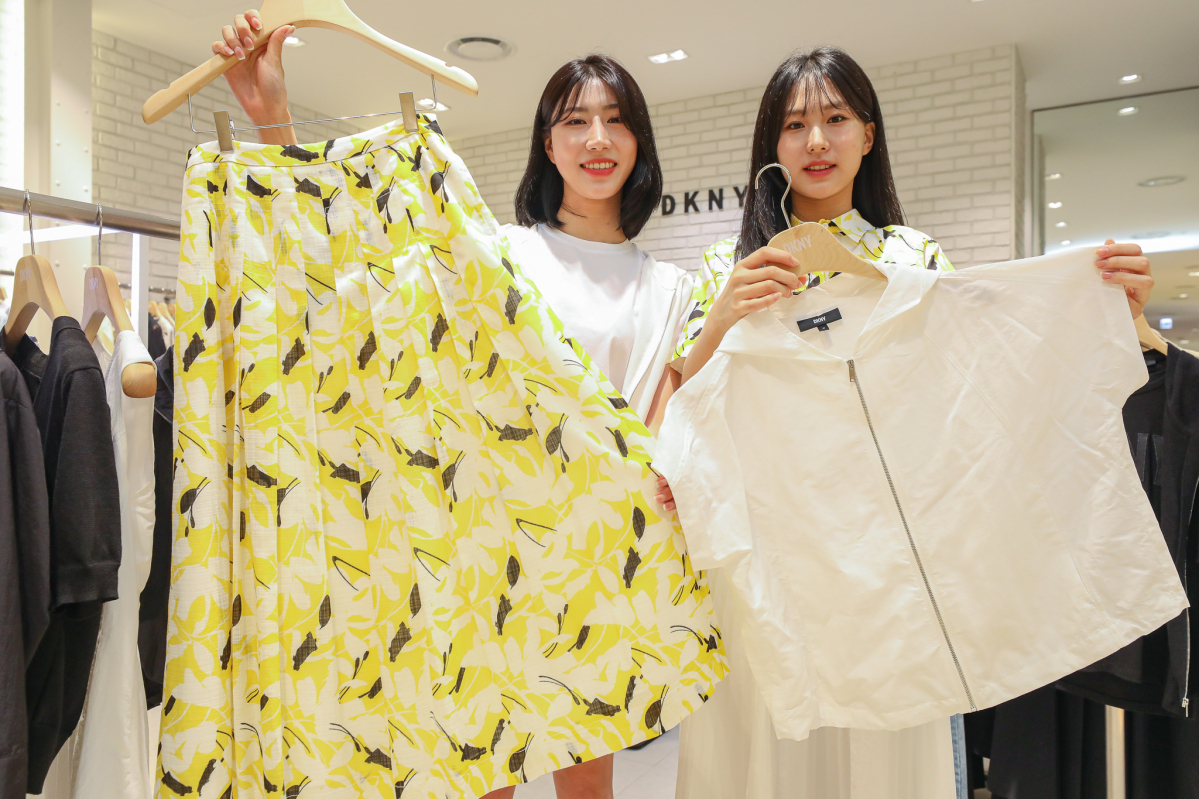 ▲10일 오전 경기 성남시 분당구에 위치한 현대백화점 판교점 3층 DKNY 여성 매장에서 직원들이 ‘레디 투 테이크 오프 컬렉션’을 소개하고 있다. (사진제공=현대백화점그룹)