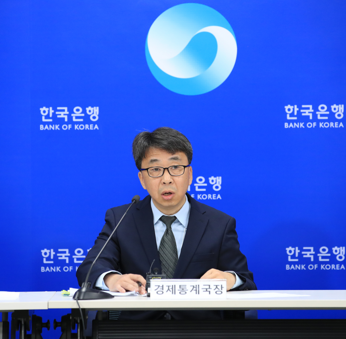 ▲신승철 경제통계국장이 10일 오전 서울 중구 한국은행에서 2023년 3월 국제수지(잠정)의 주요 특징을 설명하고 있다. (사진제공=한국은행)