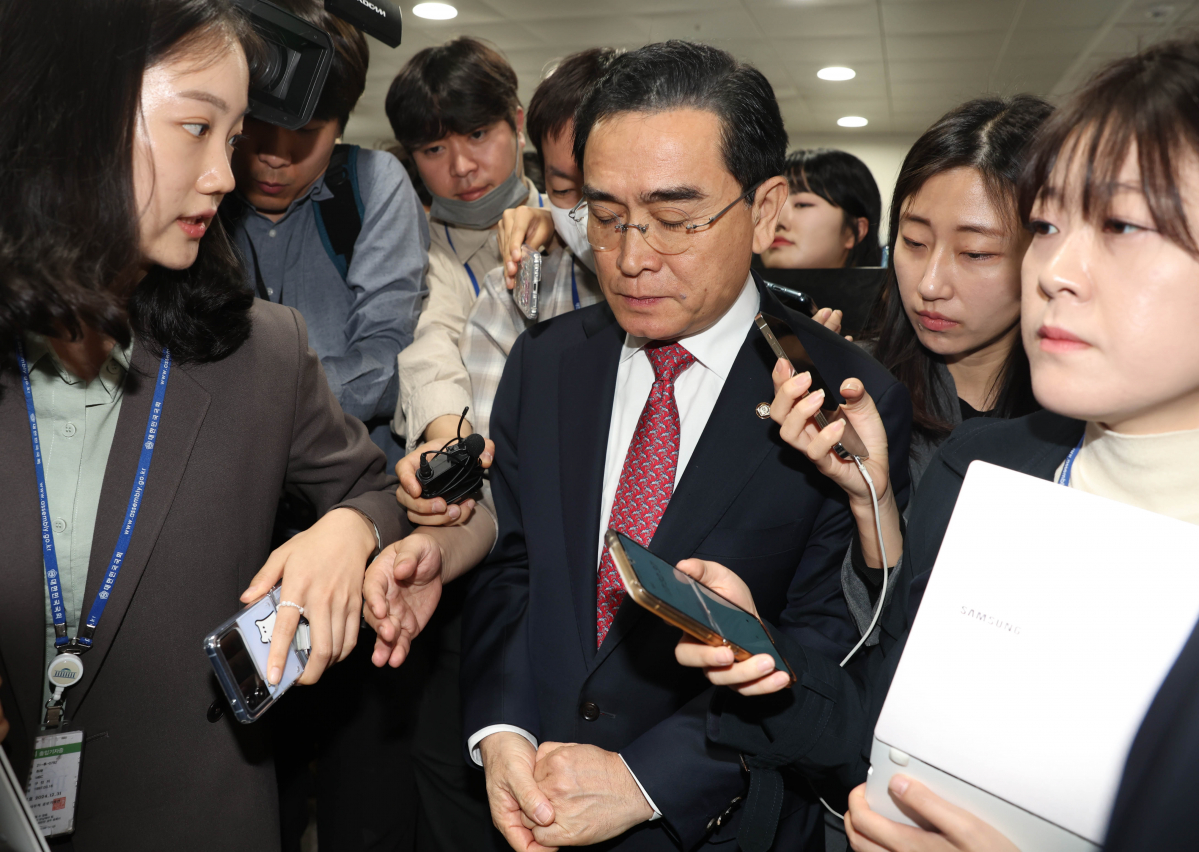 ▲[서울=뉴시스] 추상철 기자 = 태영호 국민의힘 최고위원이 10일 오전 서울 여의도 국회 소통관에서 최고위원직 사퇴 기자회견을 마친 후 취재진 질문을 받으며 이동하고 있다. (공동취재사진) 2023.05.10. photo@newsis.com