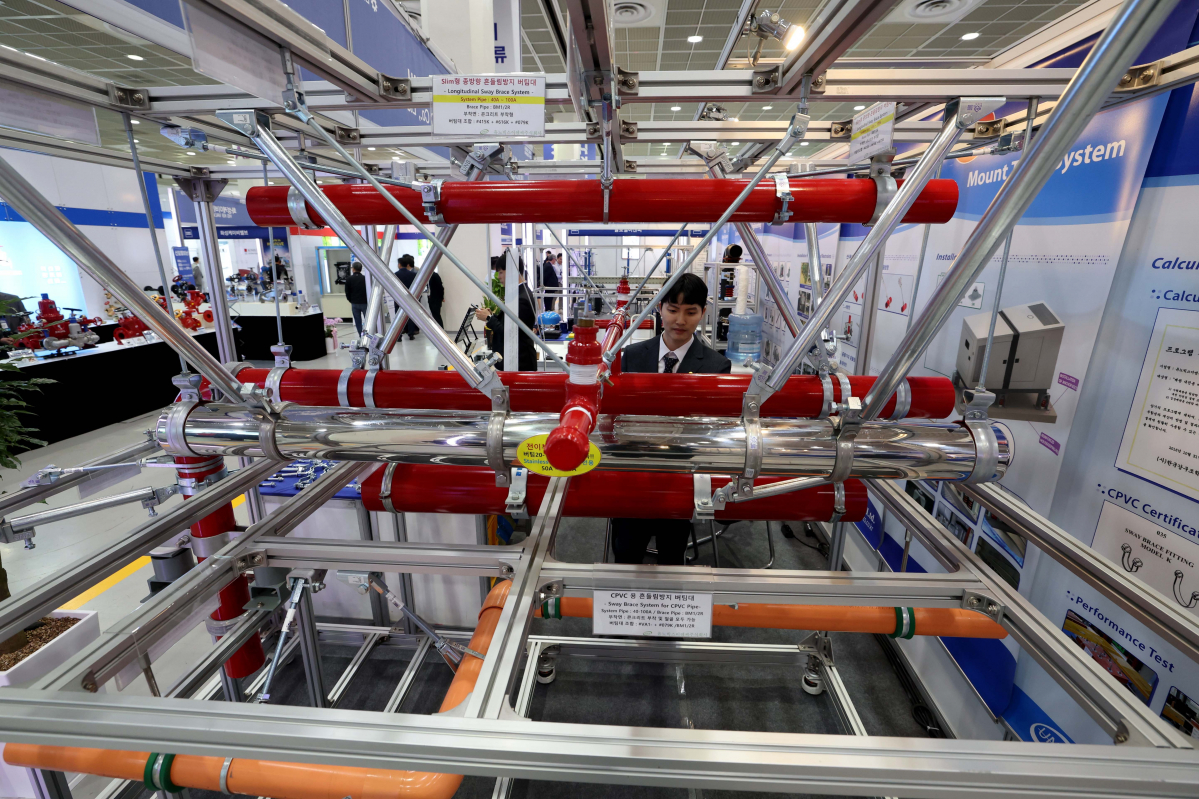 ▲10일 서울 강남구 코엑스에서 열린 2023 대한민국 기계설비전시회에서 참관객들이 기계설비를 살펴보고 있다. 대한민국 기계설비전시회는 냉난방공조, 위생설비, 소방설비 등 기계설비 분야의 신제품, 신기술을 소개하는 자리다. 신태현 기자 holjjak@