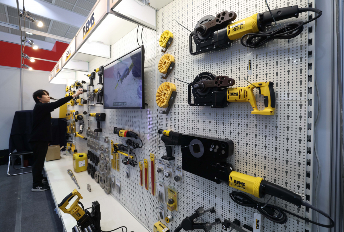 ▲10일 서울 강남구 코엑스에서 열린 2023 대한민국 기계설비전시회에서 참관객들이 기계설비를 살펴보고 있다. 대한민국 기계설비전시회는 냉난방공조, 위생설비, 소방설비 등 기계설비 분야의 신제품, 신기술을 소개하는 자리다. 신태현 기자 holjjak@