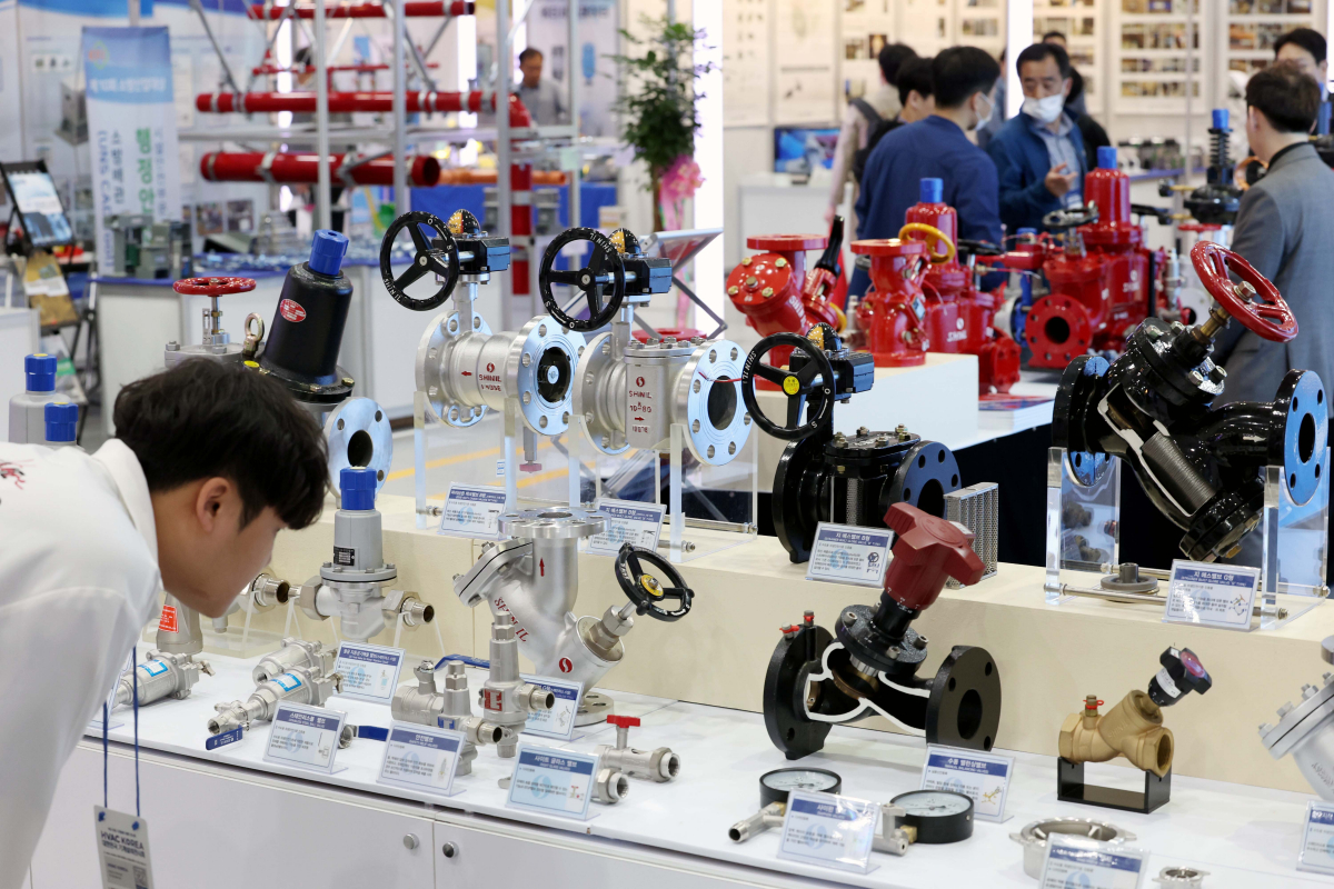 ▲10일 서울 강남구 코엑스에서 열린 2023 대한민국 기계설비전시회에서 참관객들이 기계설비를 살펴보고 있다. 대한민국 기계설비전시회는 냉난방공조, 위생설비, 소방설비 등 기계설비 분야의 신제품, 신기술을 소개하는 자리다. 신태현 기자 holjjak@