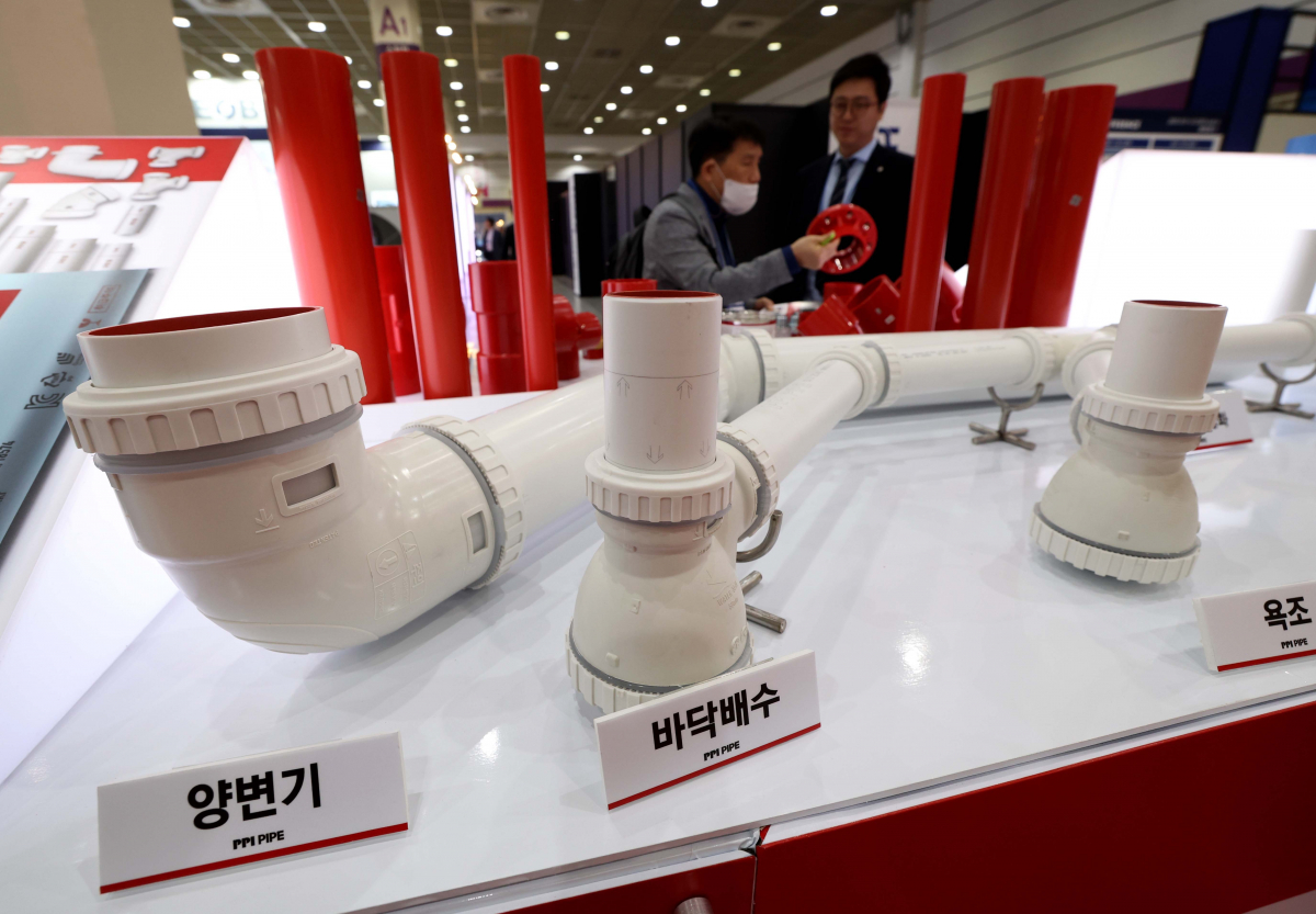 ▲10일 서울 강남구 코엑스에서 열린 2023 대한민국 기계설비전시회에서 참관객들이 기계설비를 살펴보고 있다. 대한민국 기계설비전시회는 냉난방공조, 위생설비, 소방설비 등 기계설비 분야의 신제품, 신기술을 소개하는 자리다. 신태현 기자 holjjak@