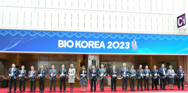 ▲바이오코리아에 참석한 내빈들이 커팅식을 진행하고 있다. (사진제공=한국보건산업진흥원)