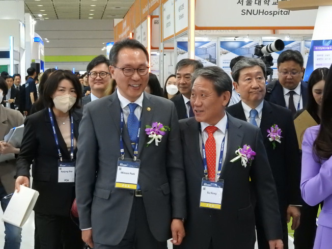 ▲박민수 보건복지부 제2차관 등 내빈들이 전시장을 둘러보고 있다. (노상우 기자 nswreal@)