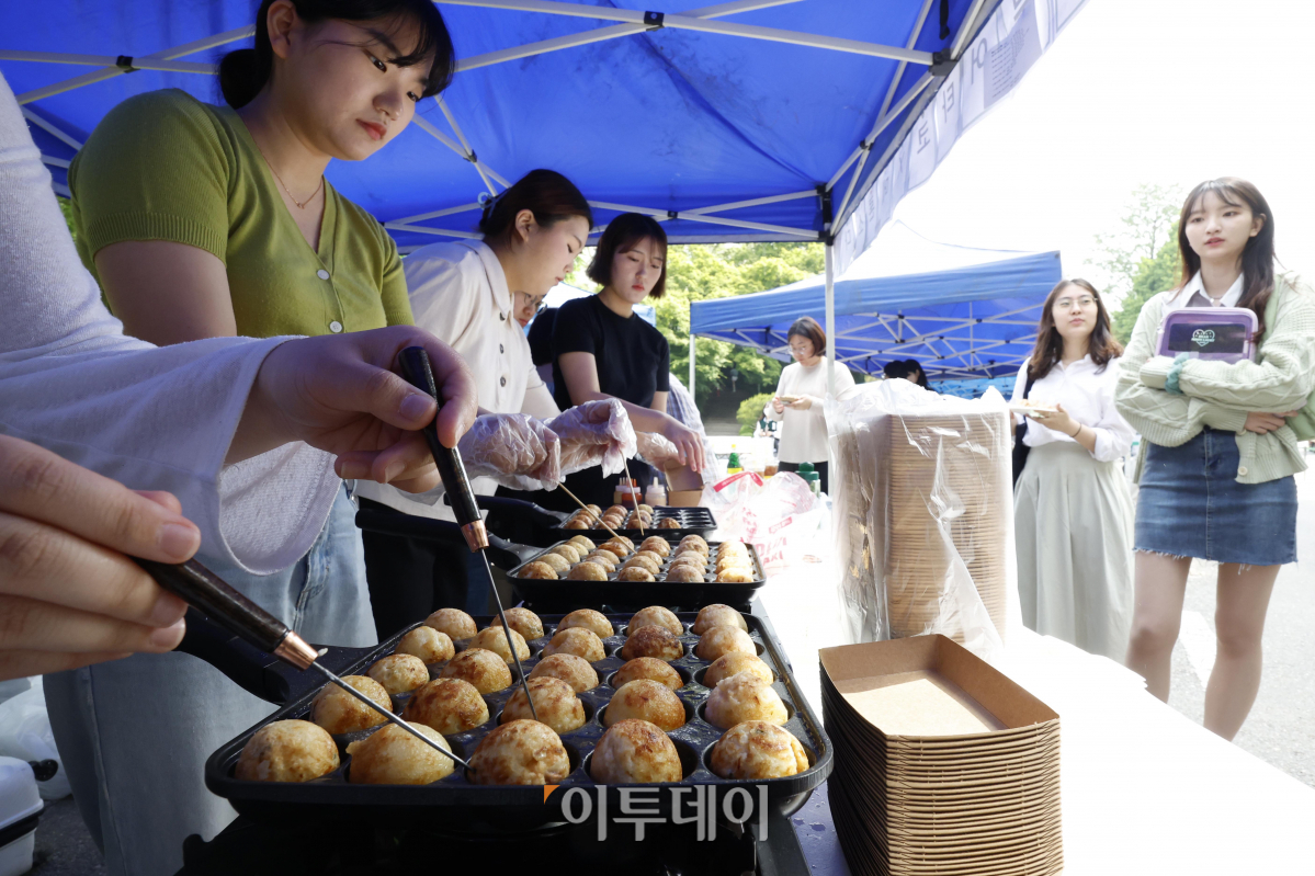 ▲10일 대동제가 열린 서울 서대문구 이화여자대학교에서 학생들이 타코야키를 판매하고 있다. 조현호 기자 hyunho@