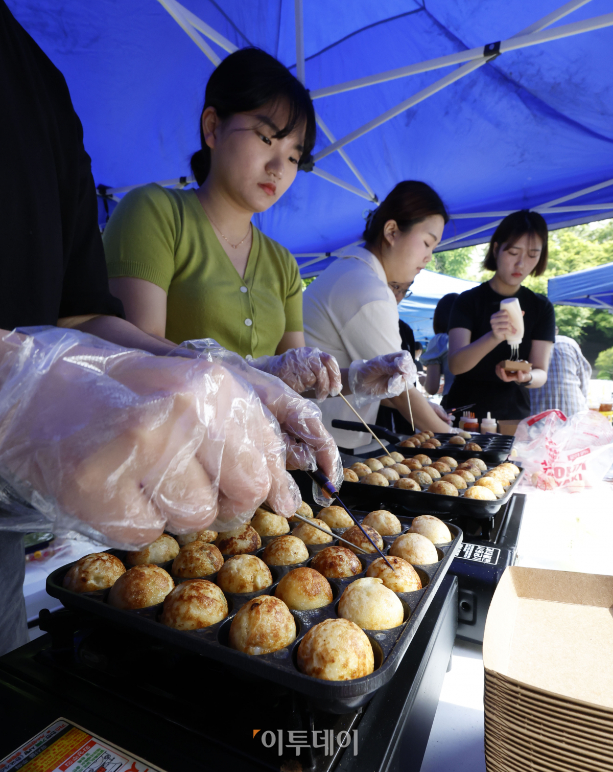 ▲10일 대동제가 열린 서울 서대문구 이화여자대학교에서 학생들이 타코야키를 판매하고 있다. 조현호 기자 hyunho@