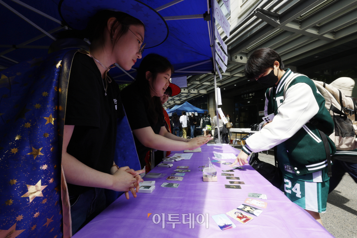 ▲10일 대동제가 열린 서울 서대문구 이화여자대학교에서 한 학생이 타로카드 체험을 하고 있다. 조현호 기자 hyunho@