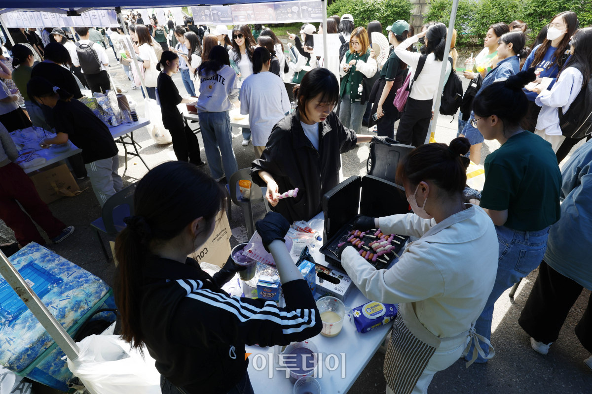 ▲10일 대동제가 열린 서울 서대문구 이화여자대학교 캠퍼스가 축제를 즐기는 학생들로 붐비고 있다. 조현호 기자 hyunho@