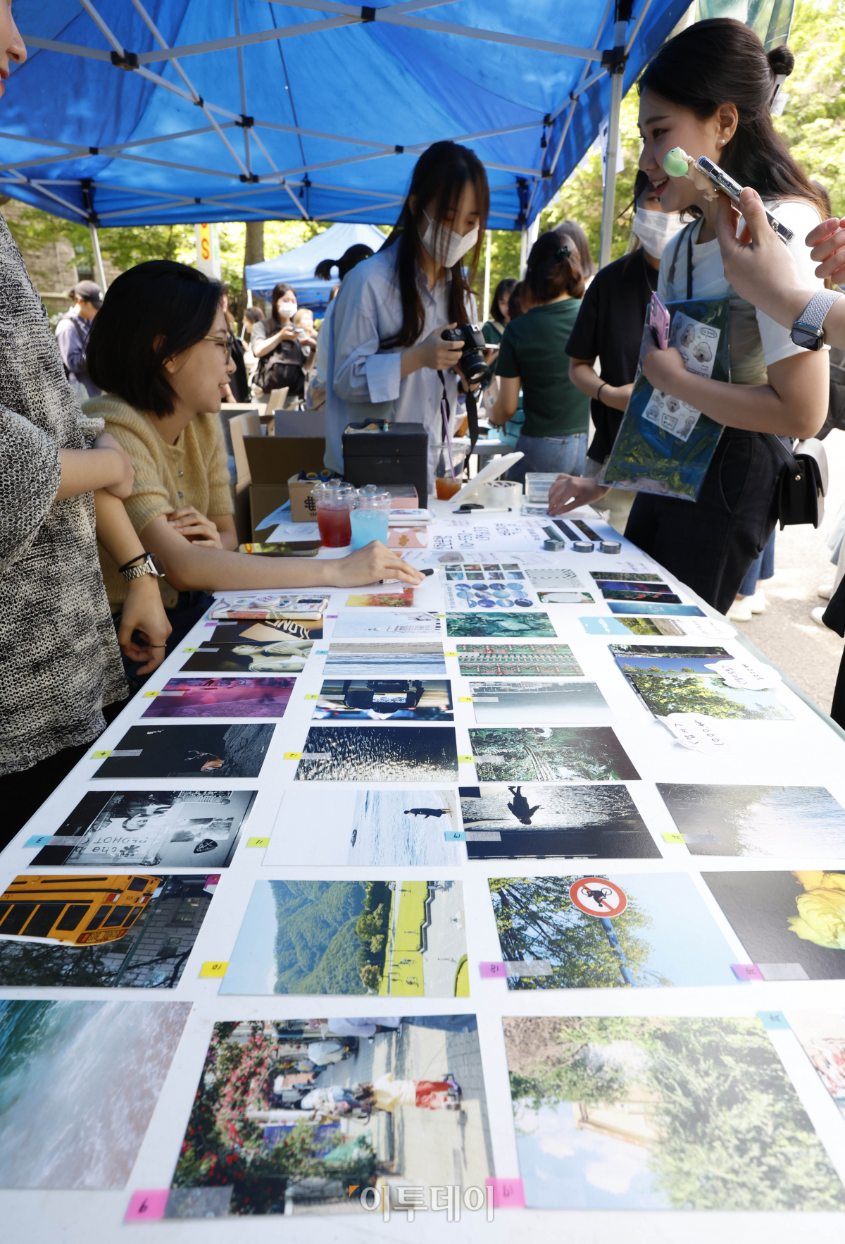 ▲10일 대동제가 열린 서울 서대문구 이화여자대학교에서 학생들이 포토엽서를 판매하고 있다. 조현호 기자 hyunho@