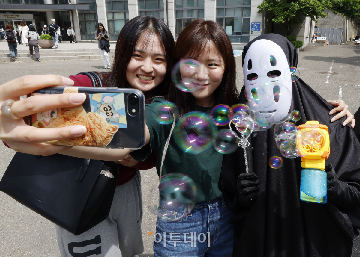 ▲10일 대동제가 열린 서울 서대문구 이화여자대학교 캠퍼스에서 학생들이 캐릭터 복장을 한 학생과 셀카를 찍고 있다. 조현호 기자 hyunho@