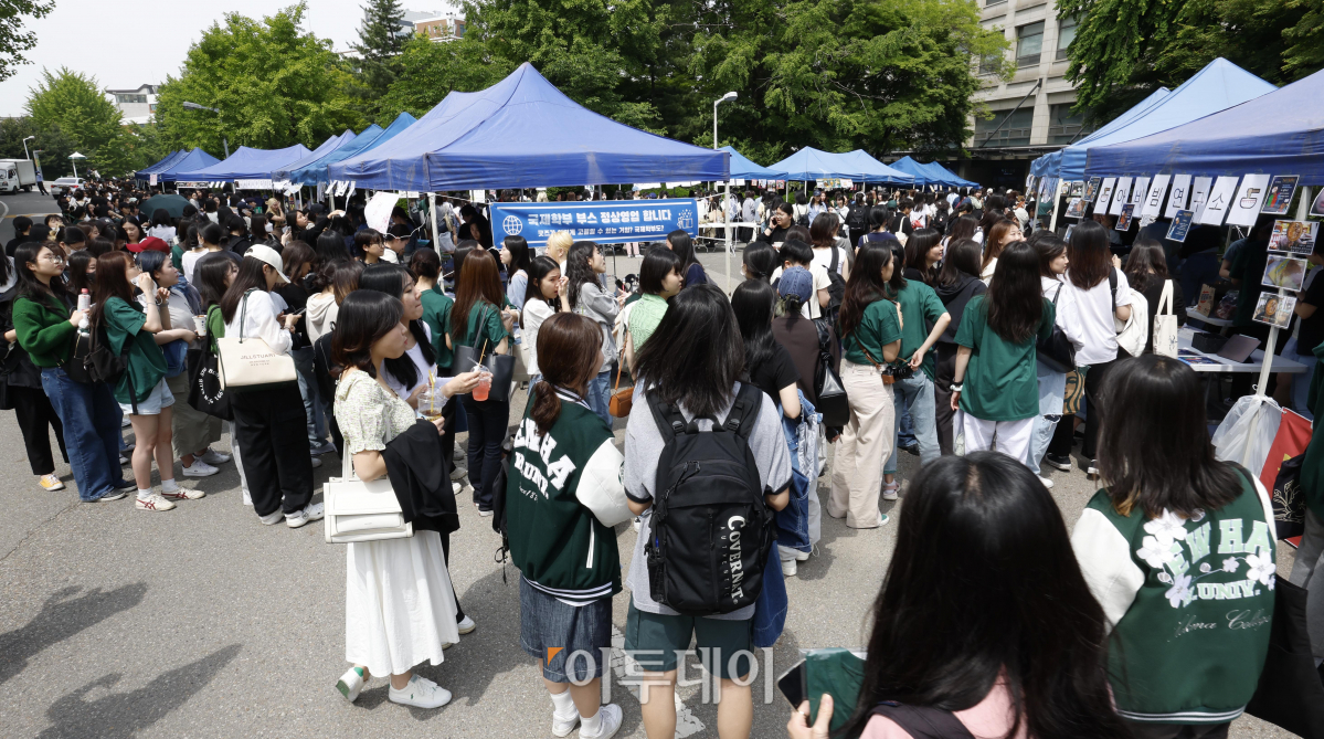 ▲10일 대동제가 열린 서울 서대문구 이화여자대학교 캠퍼스가 축제를 즐기는 학생들로 붐비고 있다. 조현호 기자 hyunho@