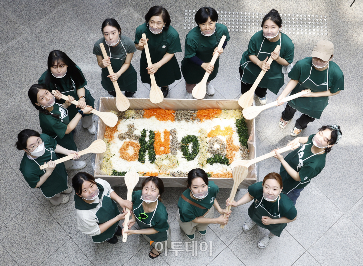 ▲10일 서울 서대문구 이화여자대학교에서 137주년 대동제를 기념해 열린 '해방! 이화인 한솥밥 먹기' 행사에서 교직원과 학생들이 기념촬영을 하고 있다. 해방! 이화인 한솥밥 먹기는 특대형 비빔밥을 비벼 재학생들에게 나눠주는 행사다. 조현호 기자 hyunho@