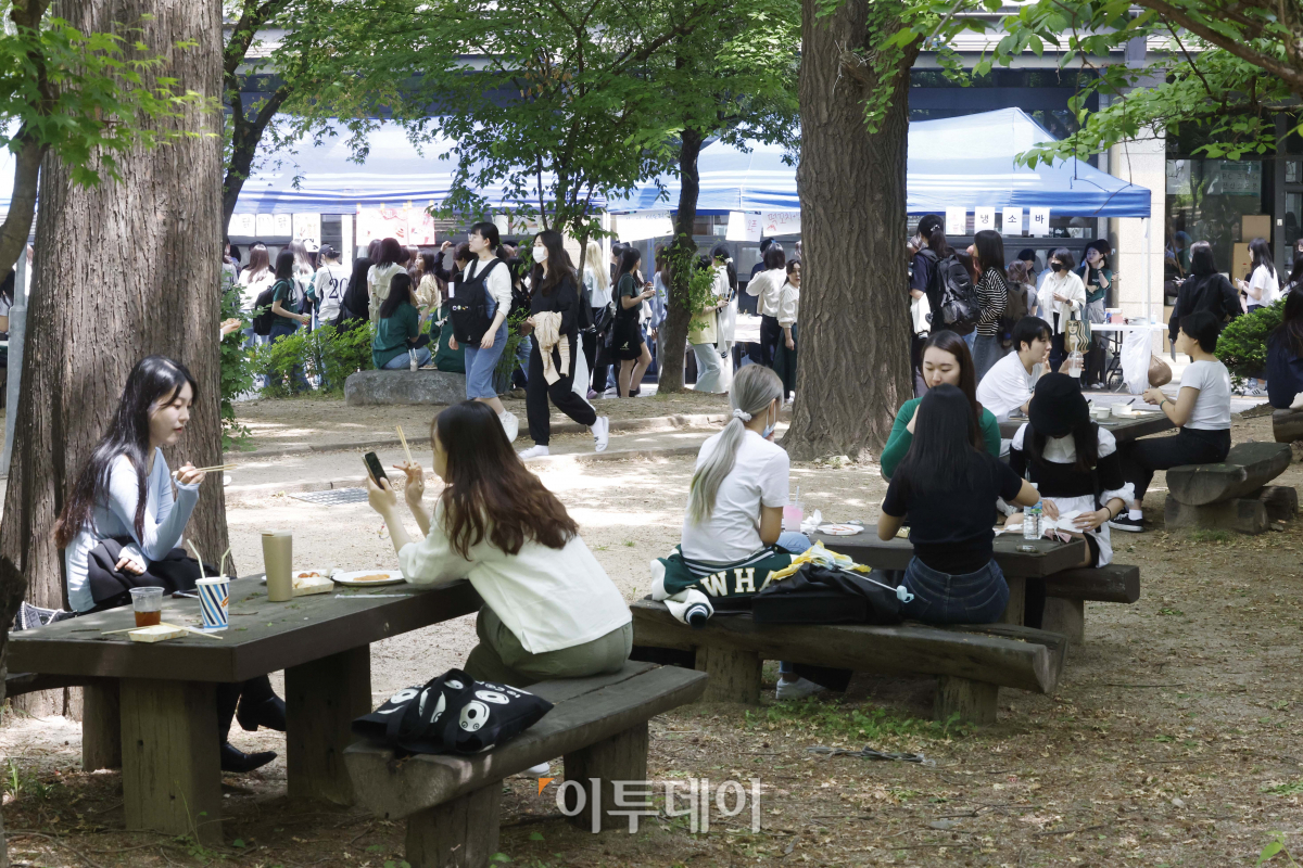 ▲10일 서울 서대문구 이화여자대학교 캠퍼스에서 대동제가 열리고 있다. 조현호 기자 hyunho@