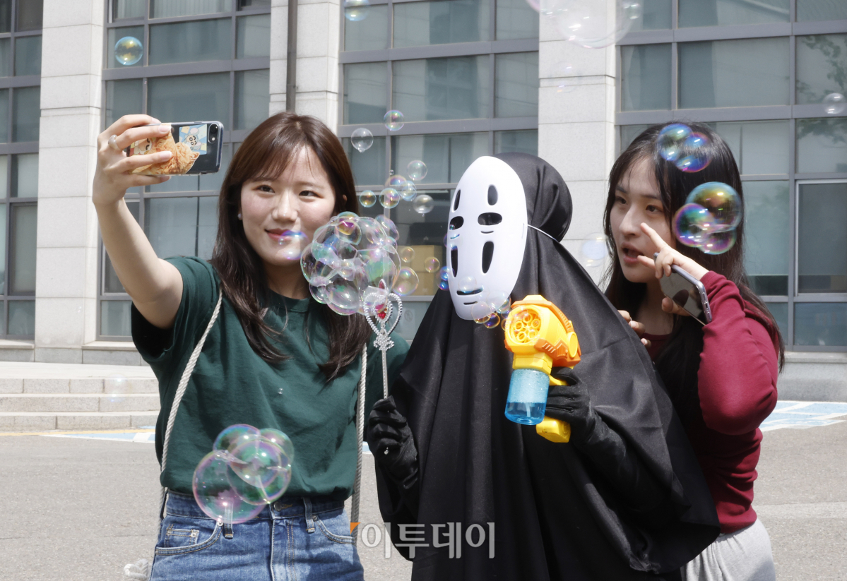 ▲10일 대동제가 열린 서울 서대문구 이화여자대학교 캠퍼스에서 학생들이 캐릭터 복장을 한 학생과 셀카를 찍고 있다. 조현호 기자 hyunho@