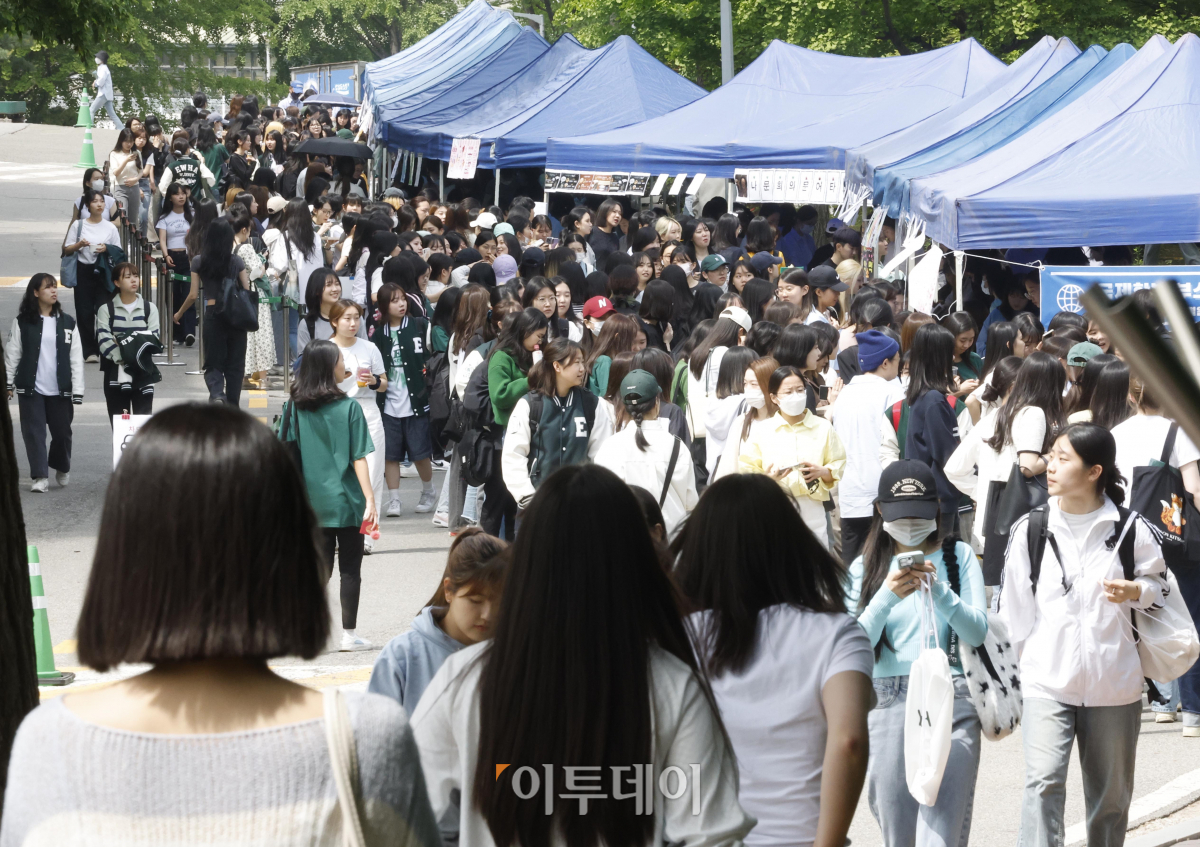 ▲10일 대동제가 열린 서울 서대문구 이화여자대학교 캠퍼스가 축제를 즐기는 학생들로 붐비고 있다. 조현호 기자 hyunho@