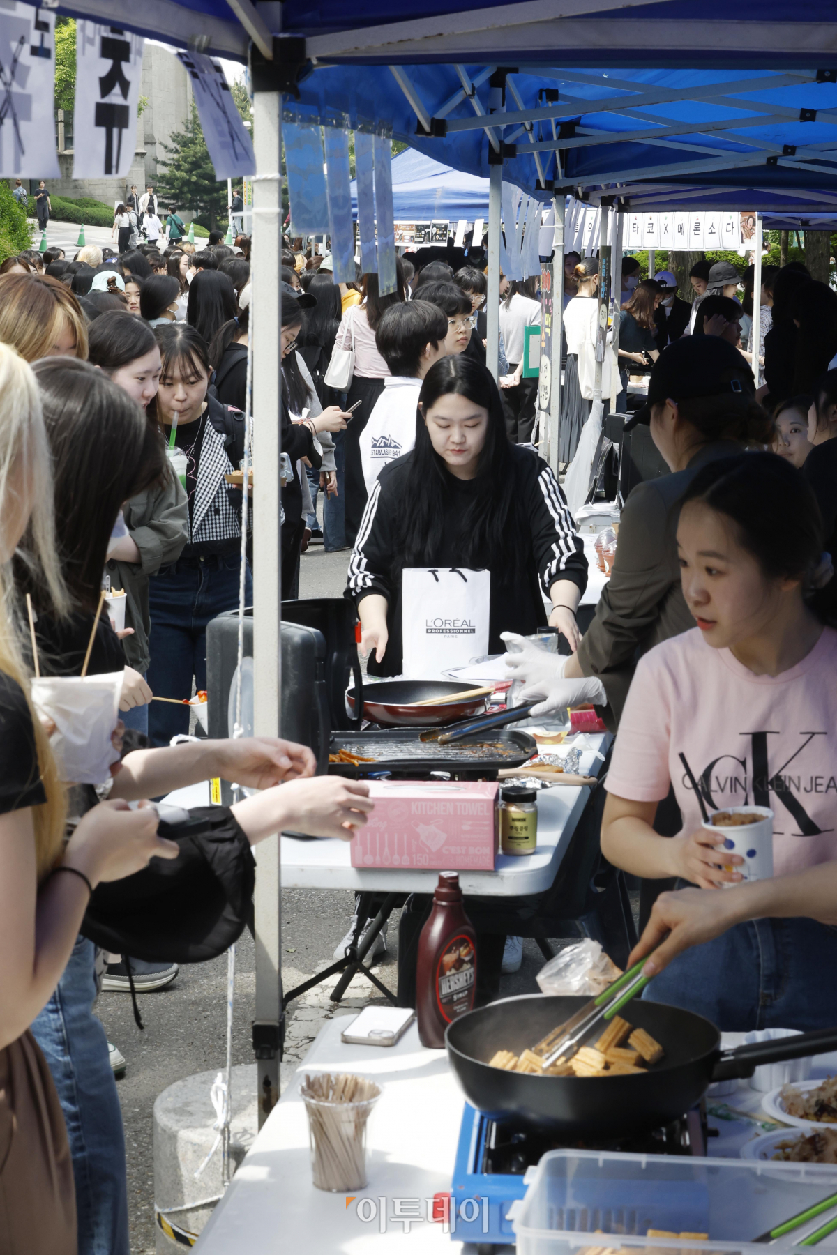 ▲10일 대동제가 열린 서울 서대문구 이화여자대학교 캠퍼스가 축제를 즐기는 학생들로 붐비고 있다. 조현호 기자 hyunho@