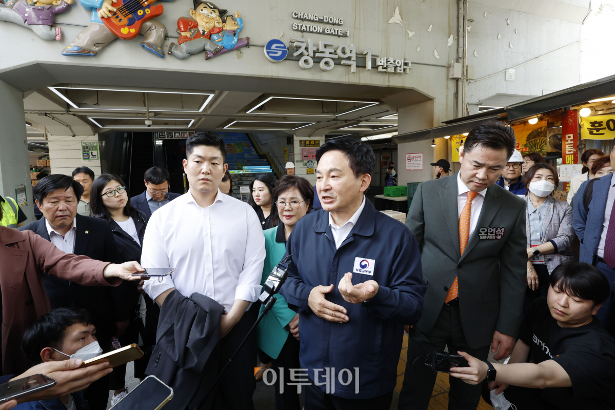 ▲원희룡 국토교통부 장관이 10일 오후 서울 지하철 1호선 창동역에서 현장 시찰을 마친 후 취재진의 질문에 답하고 있다. 조현호 기자 hyunho@