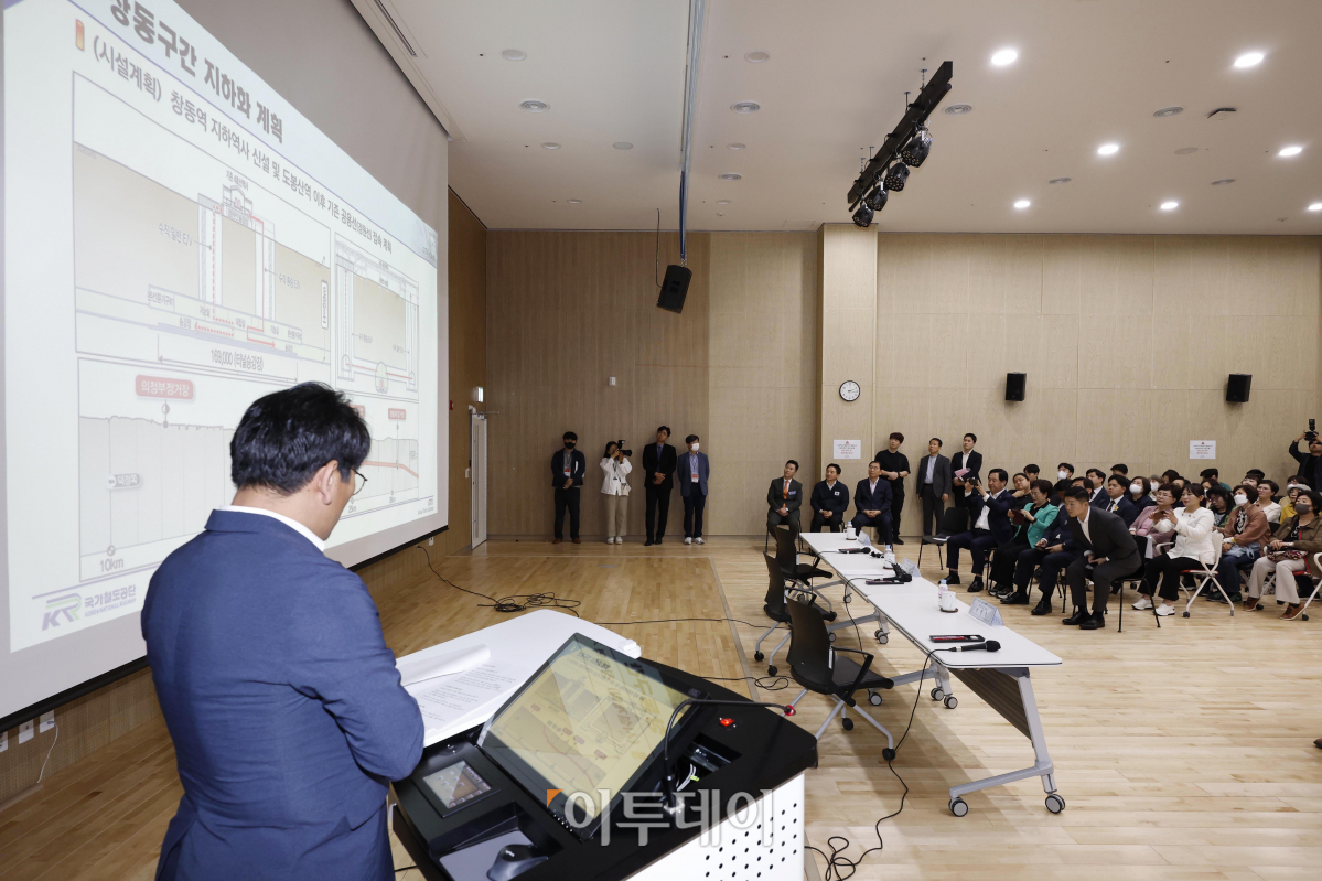 ▲원희룡 국토교통부 장관이 10일 오후 서울 도봉구 창동아우르네에서 열린 'GTX-C 창동역 주민간담회'에서 관계자에게 창동역 역세권 개발계획을 듣고 있다. 조현호 기자 hyunho@