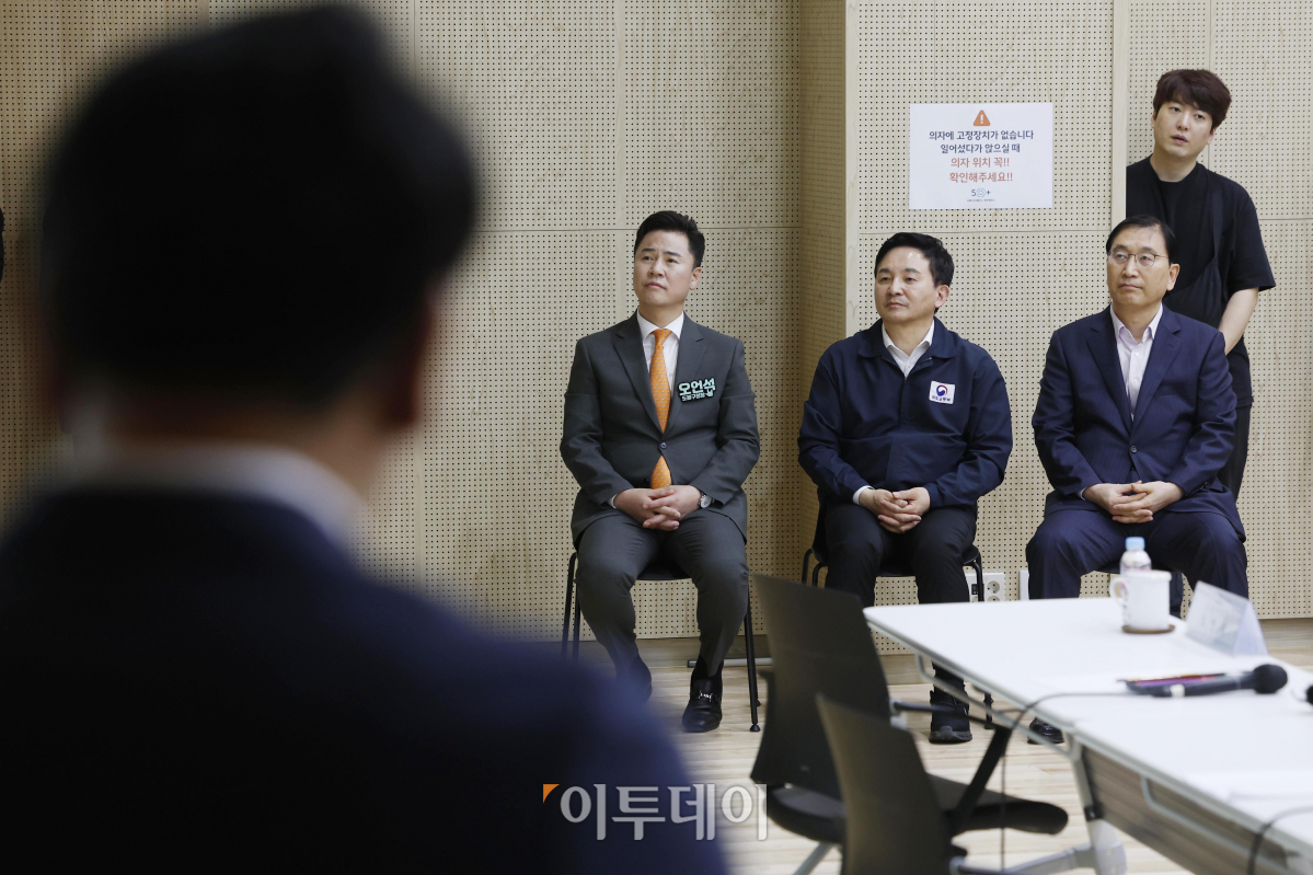 ▲원희룡 국토교통부 장관이 10일 오후 서울 도봉구 창동아우르네에서 열린 'GTX-C 창동역 주민간담회'에서 관계자에게 창동역 역세권 개발계획을 듣고 있다. 왼쪽부터 오언석 도봉구청장, 원 장관, 윤영준 현대건설 사장. 조현호 기자 hyunho@