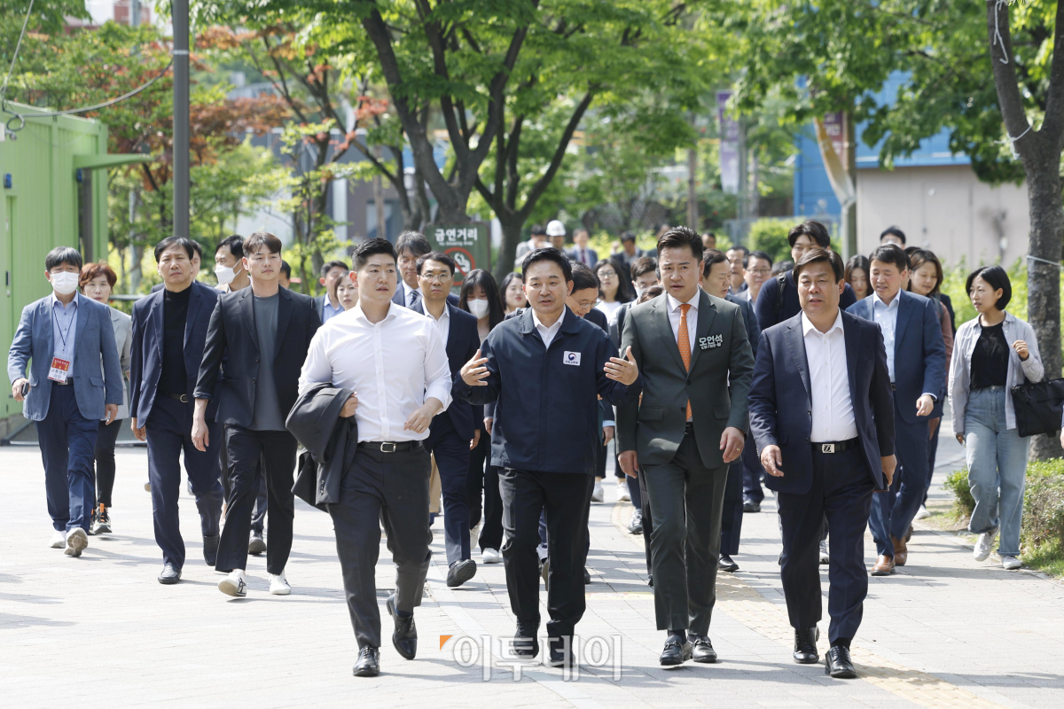 ▲원희룡 국토교통부 장관이 10일 오후 서울 도봉구 창동아우르네에서 열린 'GTX-C 창동역 주민간담회'를 마친 후 창동역 시찰을 위해 이동하고 있다. 조현호 기자 hyunho@