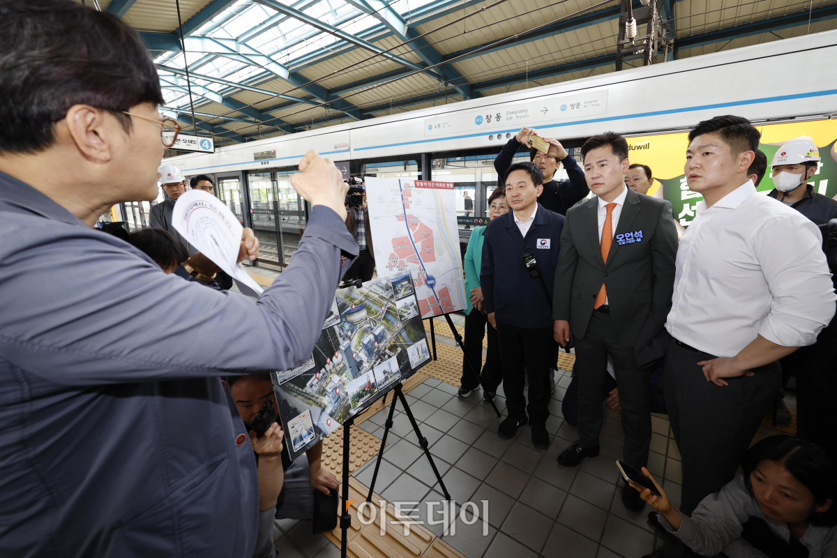 ▲원희룡 국토교통부 장관이 10일 오후 서울 지하철 1호선 창동역에서 관계자에게 창동역 개발 계획에 대해 설명을 듣고 있다. 조현호 기자 hyunho@