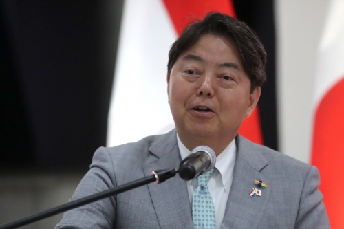 ▲하야시 요시마사 일본 외무상이 5일 파라과이를 방문해 기자회견을 하고 있다. 아순시온/EPA연합뉴스
