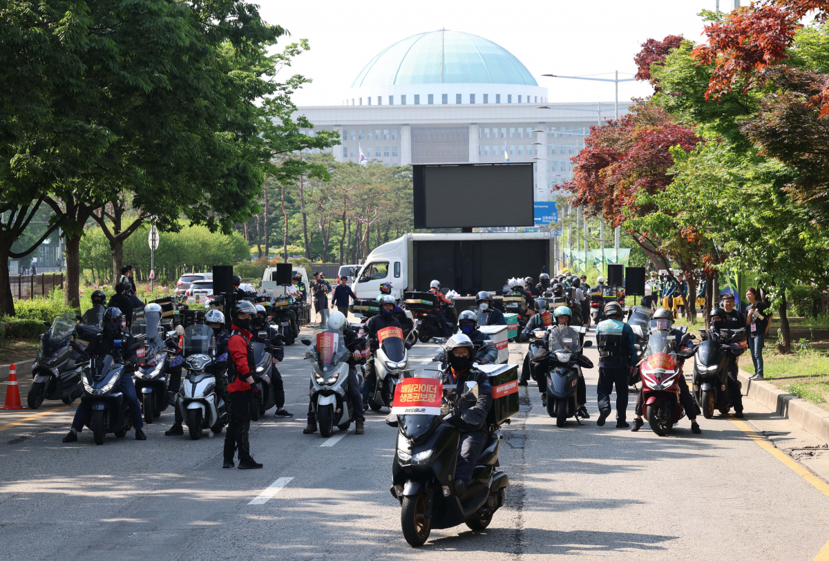 ▲민주노총 공공운수노조 라이더유니온지부 조합원들이 10일 서울 여의도 산업은행 앞에서 '라이더 자격제' 도입, 생활임금 보장 등을 촉구하는 ‘2023 라이더 대행진’을 열고 행진을 준비하고 있다. 신태현 기자 holjjak@