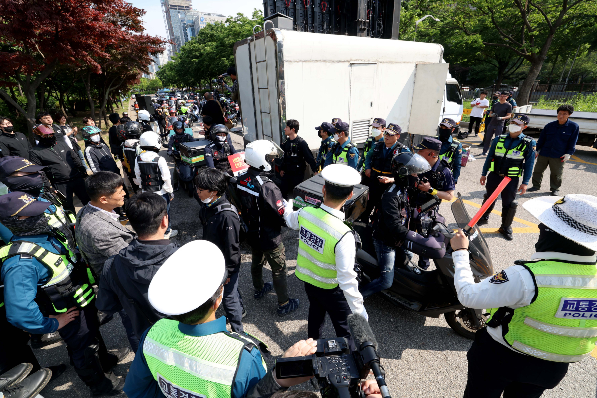 ▲민주노총 공공운수노조 라이더유니온지부 조합원들이 10일 서울 여의도 산업은행 앞에서 '라이더 자격제' 도입, 생활임금 보장 등을 촉구하는 ‘2023 라이더 대행진’을 열고 행진하고 있다. 신태현 기자 holjjak@