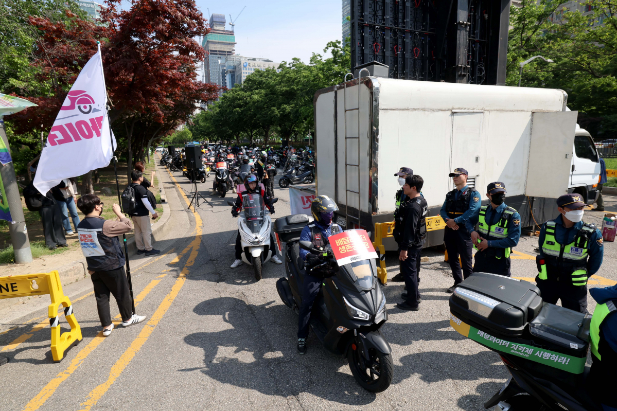 ▲민주노총 공공운수노조 라이더유니온지부 조합원들이 10일 서울 여의도 산업은행 앞에서 '라이더 자격제' 도입, 생활임금 보장 등을 촉구하는 ‘2023 라이더 대행진’을 열고 행진하고 있다. 신태현 기자 holjjak@