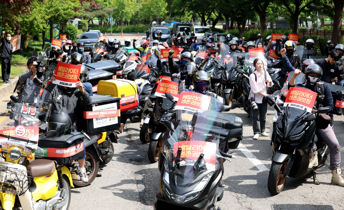▲민주노총 공공운수노조 라이더유니온지부 조합원들이 10일 서울 여의도 산업은행 앞에서 '라이더 자격제' 도입, 생활임금 보장 등을 촉구하는 ‘2023 라이더 대행진’을 열고 행진에 앞서 집회를 갖고 있다. 신태현 기자 holjjak@
