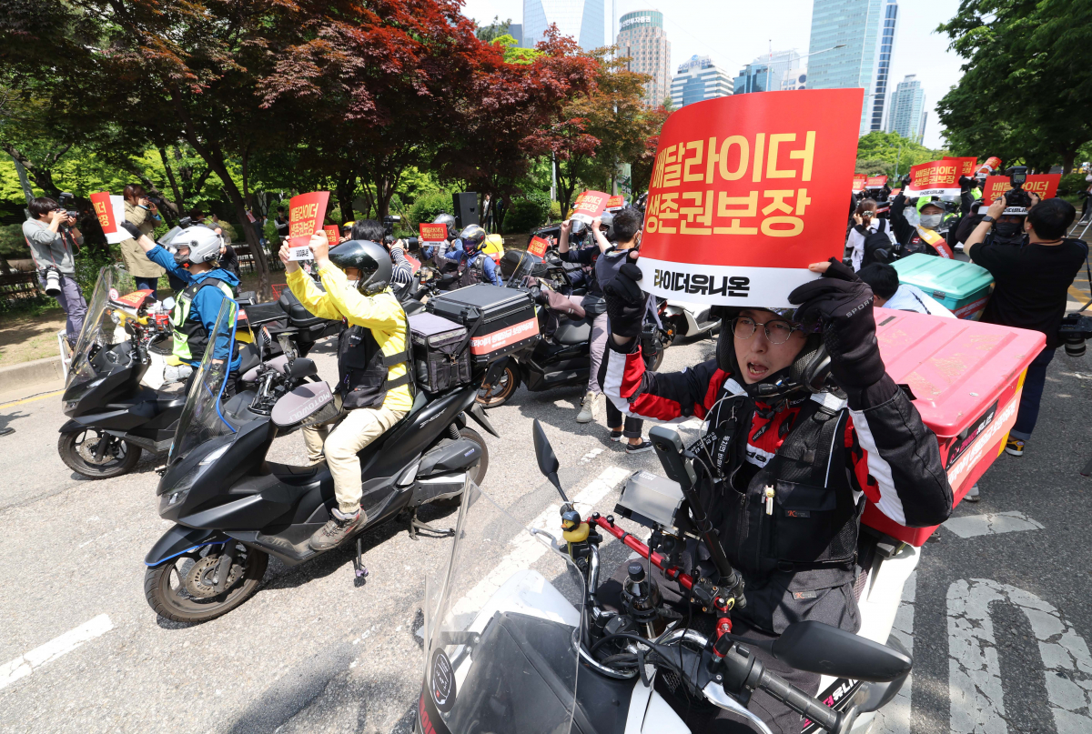 ▲민주노총 공공운수노조 라이더유니온지부 조합원들이 10일 서울 여의도 산업은행 앞에서 '라이더 자격제' 도입, 생활임금 보장 등을 촉구하는 ‘2023 라이더 대행진’을 열고 행진에 앞서 집회를 갖고 있다. 신태현 기자 holjjak@