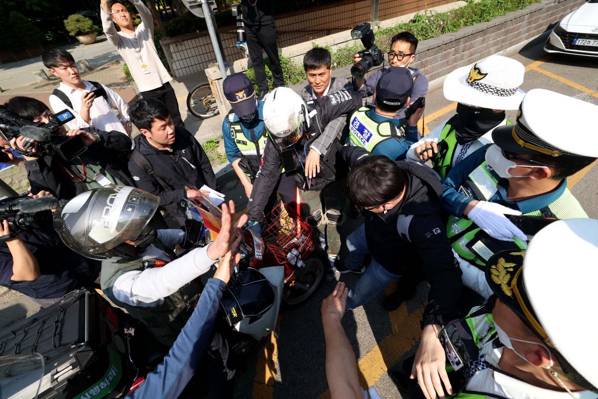 ▲민주노총 공공운수노조 라이더유니온지부 조합원들이 10일 서울 여의도 산업은행 앞에서 '라이더 자격제' 도입, 생활임금 보장 등을 촉구하는 ‘2023 라이더 대행진’을 열고 행진하려던 도중 경찰이 다섯대씩 끊어 출발할 것을 요구하자 항의하고 있다. 신태현 기자 holjjak@