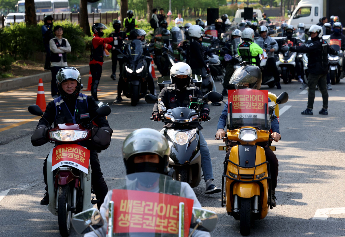 ▲민주노총 공공운수노조 라이더유니온지부 조합원들이 10일 서울 여의도 산업은행 앞에서 '라이더 자격제' 도입, 생활임금 보장 등을 촉구하는 ‘2023 라이더 대행진’을 열고 행진을 준비하고 있다. 신태현 기자 holjjak@