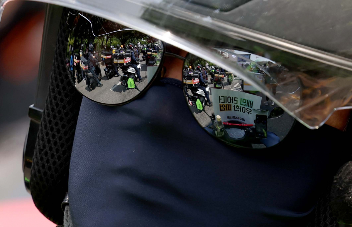 ▲민주노총 공공운수노조 라이더유니온지부 조합원들이 10일 서울 여의도 산업은행 앞에서 '라이더 자격제' 도입, 생활임금 보장 등을 촉구하는 ‘2023 라이더 대행진’을 열고 행진에 앞서 집회를 갖고 있다. 신태현 기자 holjjak@