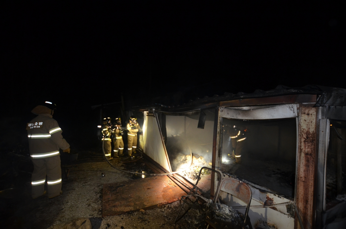▲통영의 한 농장 농막에서 발생한 화재. (뉴시스)