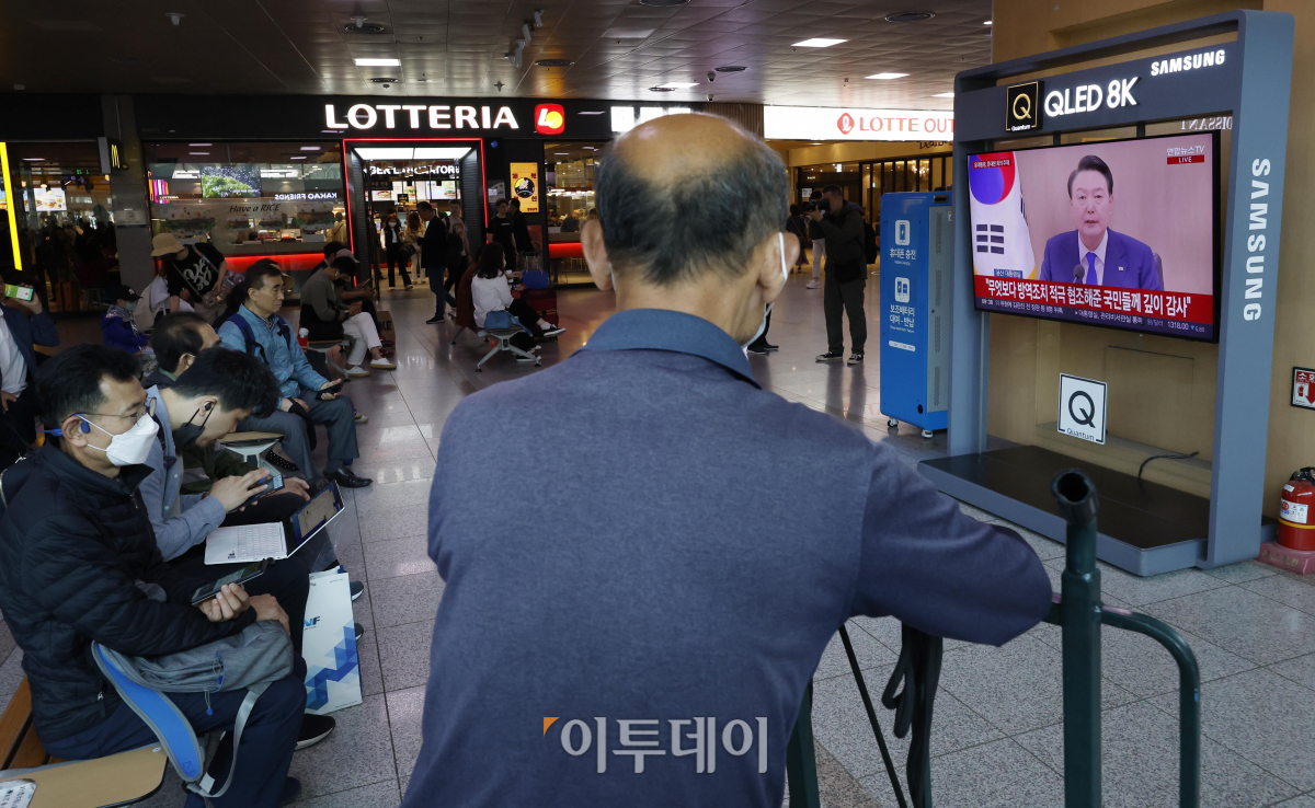 ▲11일 오전 서울 중구 서울역 대합실에서 시민들이 생중계되는 윤석열 대통령의 대국민 담화 발표를 시청하고 있다. 조현호 기자 hyunho@