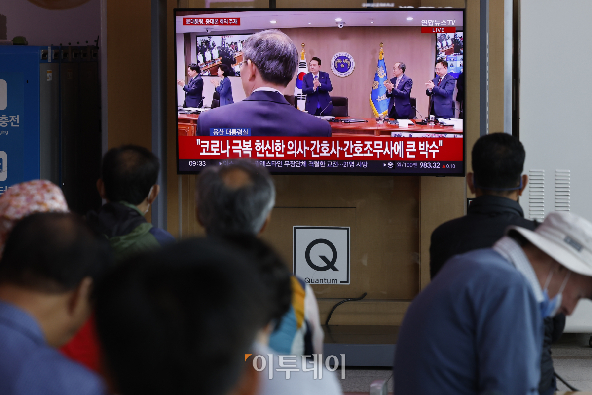 ▲11일 오전 서울 중구 서울역 대합실에서 시민들이 생중계되는 윤석열 대통령의 대국민 담화 발표를 시청하고 있다. 조현호 기자 hyunho@