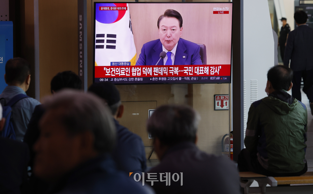 ▲11일 오전 서울 중구 서울역 대합실에서 시민들이 생중계되는 윤석열 대통령의 대국민 담화 발표를 시청하고 있다. 조현호 기자 hyunho@