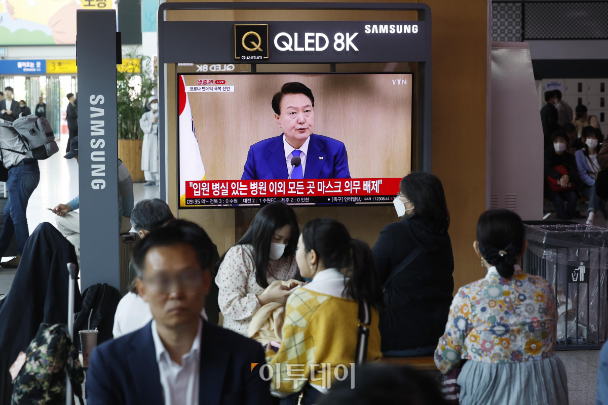 ▲11일 오전 서울 중구 서울역 대합실에서 시민들이 생중계되는 윤석열 대통령의 대국민 담화 발표를 시청하고 있다. 조현호 기자 hyunho@