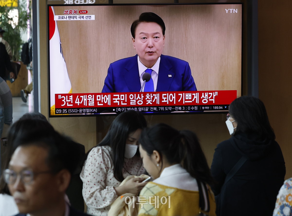 ▲10일 대동제가 열린 서울 서대문구 이화여자대학교에서 학생들이 떡꼬치를 판매하고 있다. 조현호 기자 hyunho@