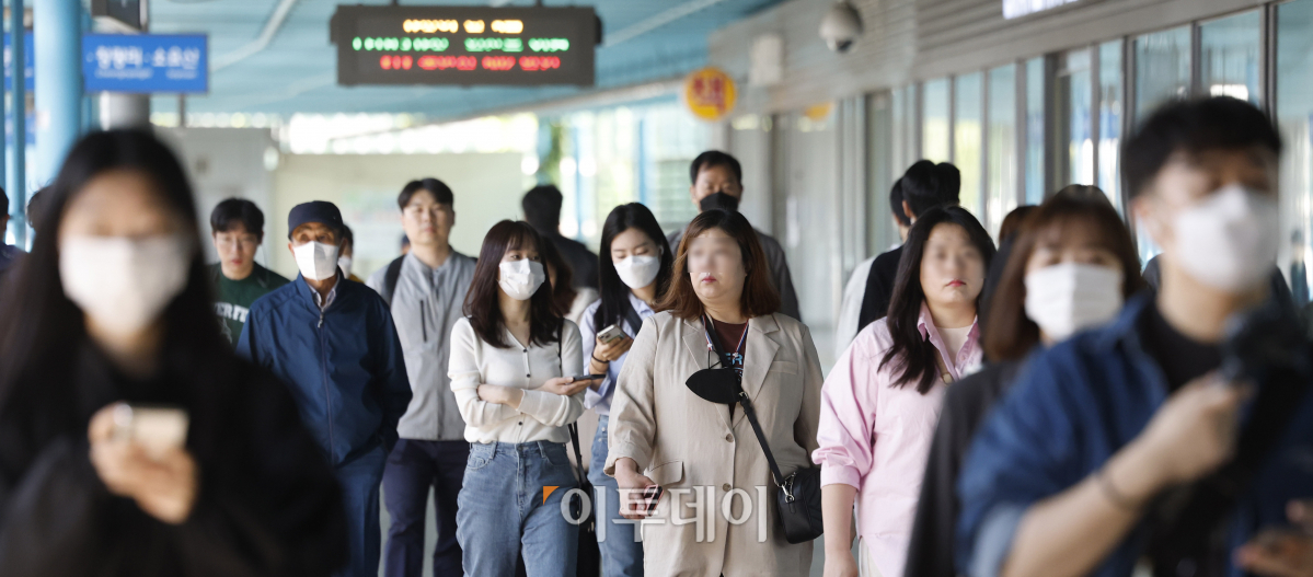 ▲정부가 코로나19 방역 조치를 대부분 해제하고 사실상의 엔데믹(endemic·풍토병으로 굳어진 감염병)을 선언한 11일 오전 서울 구로구 신도림역에서 마스크를 착용한 시민들이 출근길 발걸음을 재촉하고 있다. 조현호 기자 hyunho@