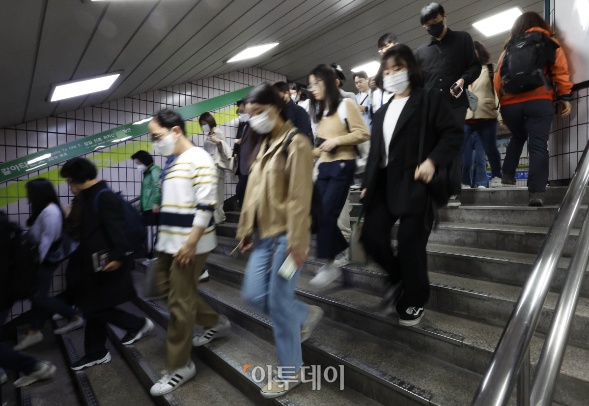 ▲정부가 코로나19 방역 조치를 대부분 해제하고 사실상의 엔데믹(endemic·풍토병으로 굳어진 감염병)을 선언한 11일 오전 서울 구로구 신도림역에서 마스크를 착용한 시민들이 출근길 발걸음을 재촉하고 있다. 조현호 기자 hyunho@
