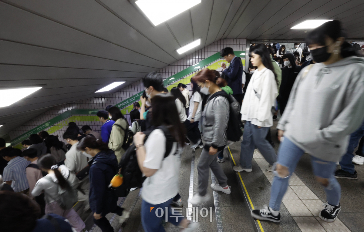 ▲정부가 코로나19 방역 조치를 대부분 해제하고 사실상의 엔데믹(endemic·풍토병으로 굳어진 감염병)을 선언한 11일 오전 서울 구로구 신도림역에서 마스크를 착용한 시민들이 출근길 발걸음을 재촉하고 있다. 조현호 기자 hyunho@