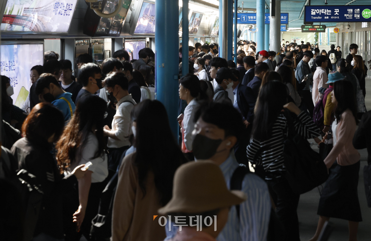 ▲정부가 코로나19 방역 조치를 대부분 해제하고 사실상의 엔데믹(endemic·풍토병으로 굳어진 감염병)을 선언한 11일 오전 서울 구로구 신도림역에서 마스크를 착용한 시민들이 출근길 발걸음을 재촉하고 있다. 조현호 기자 hyunho@